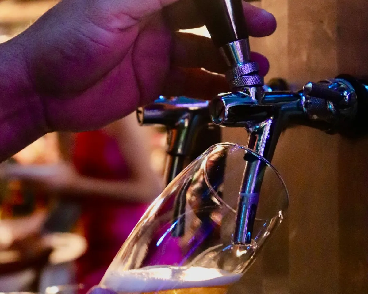 Chopp sendo servido no bar do evento