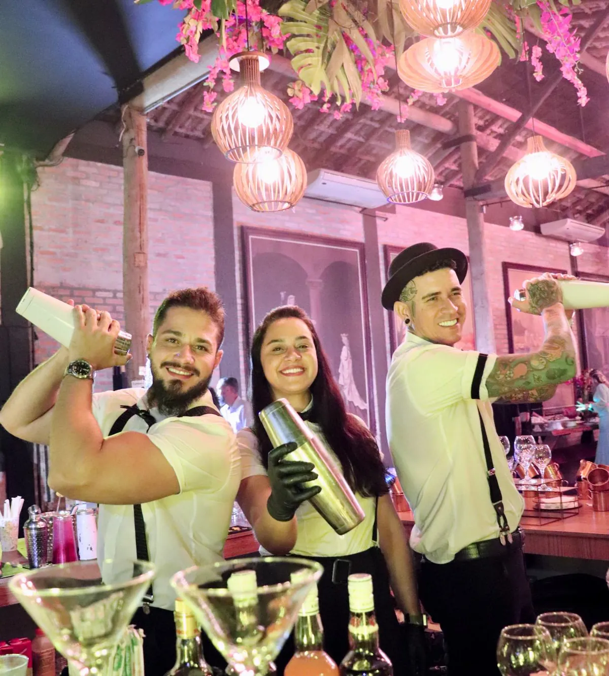 Equipe de bartenders da Agari preparando drinks durante um evento