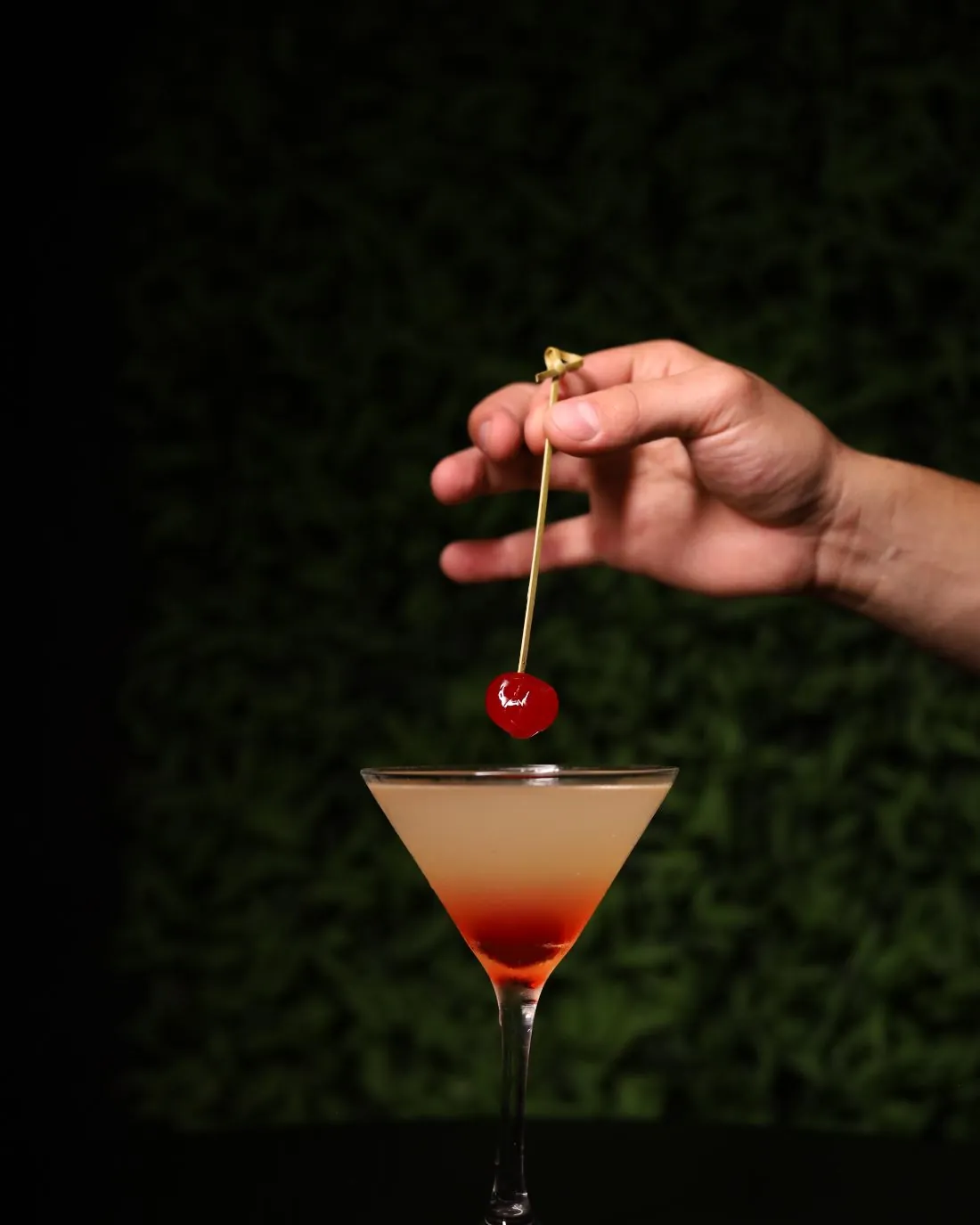 Drink autoral da Agari finalizado com uma cereja